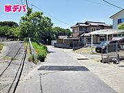 静かな住宅街で、車の出入りもスムーズです。 