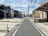 外観：前面道路：北側約4ｍ幅。 前面道路は見通しが良く、車の移動や駐車もスムーズに行えます。毎日の通勤やお買い物などのお出かけも快適で、ゆとりを持って車を出し入れできるのが魅力。