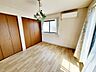 寝室：【洋室7帖】 2階7帖の主寝室です。二面採光で明るく、風通しも良好です。ご夫婦のくつろぎの場所として最適です！ 