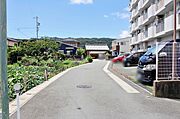 前面道路：南側約4ｍ幅、西側4.1ｍ幅。二面道路に面しているので、車移動の際も便利です。