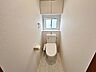 室内：【2階トイレ】トイレットペーパーなどの収納に便利な上部収納付きです