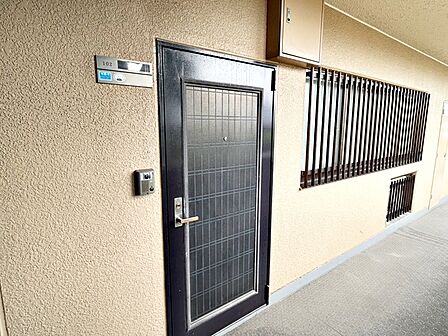 【玄関】 隣室と離れた位置に玄関ドアがあるので、プライバシーが守られます