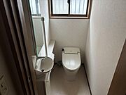 窓があり自然の風や日差しで気持ちの良い開放感のあるトイレ 