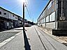 外観：前面道路：北側約5ｍ幅 静かな住宅街で車通りも比較的少なく、毎日の車の出し入れもスムーズ。駐車や切り返しもしやすく、ゆとりを持って運転できるので、毎日快適にお使いいただけます。 