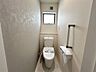 トイレ：【東側トイレ】 2ヶ所にシャワー機能付きトイレを設置しています。小窓付きのため換気もしやすく、空気の入れ替えがスムーズに行えるのもポイント。