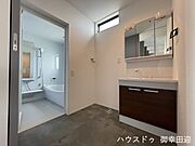 ■清々しいリフレッシュ空間■自分を磨き、気持ちを切り替える。心地よい光が差し込むプライベートスペース。