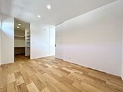 ■□■2階洋室(1)■□■ウォークインクローゼット付きのお部屋はご夫婦の主寝室としておすすめです♪