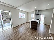 ■安らぎと笑顔の中心地■陽光が優しく降り注ぎ、会話が自然と弾む。ここでは、毎日が特別な時間へと変わります。