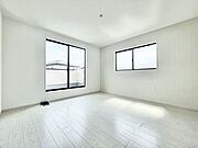 ■□■2階12帖洋室■□■バルコニーに繋がる大きな窓からの採光で、お部屋全体が明るく開放感があります♪