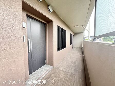 ■□■玄関■□■玄関ドアは窪んだデザインでプライバシーに配慮されています☆