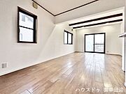 ■安らぎと笑顔の中心地■陽光が優しく降り注ぎ、会話が自然と弾む。ここでは、毎日が特別な時間へと変わります。