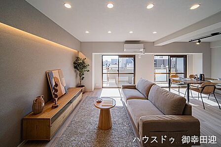 ■安らぎと笑顔の中心地■陽光が優しく降り注ぎ、会話が自然と弾む。ここでは、毎日が特別な時間へと変わります。