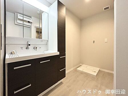 ■清々しいリフレッシュ空間■自分を磨き、気持ちを切り替える。心地よい光が差し込むプライベートスペース。