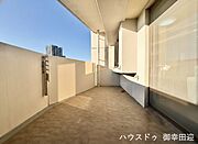 ■空の下の開放的な特等席■日光浴や読書、外の空気を感じながらリフレッシュ。暮らしを豊かにする、もう一つの心地よい空間です。