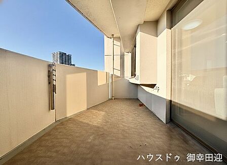 ■空の下の開放的な特等席■日光浴や読書、外の空気を感じながらリフレッシュ。暮らしを豊かにする、もう一つの心地よい空間です。