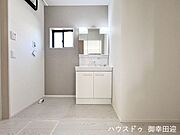 ■清々しいリフレッシュ空間■自分を磨き、気持ちを切り替える。心地よい光が差し込むプライベートスペース。