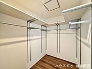 ■2階WIC■衣類から小物まで一ヶ所に集約。整理整頓がしやすく、毎日のコーディネートが楽しくなるゆとりの収納です。