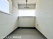 ■空の下の開放的な特等席■日光浴や読書、外の空気を感じながらリフレッシュ。暮らしを豊かにする、もう一つの心地よい空間です。