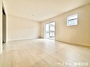 ■安らぎと笑顔の中心地■陽光が優しく降り注ぎ、会話が自然と弾む。ここでは、毎日が特別な時間へと変わります。