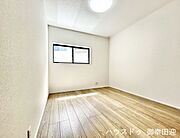 ■1階5.6帖洋室■寝室、書斎、趣味の部屋。家族の成長やライフスタイルに合わせ、様々な使い方ができる快適な空間です。