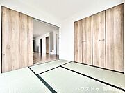 ■1階4.5帖和室■ゲストをもてなし、昼寝や家事にも使える、畳のぬくもりが心地よい多目的万能スペース。
