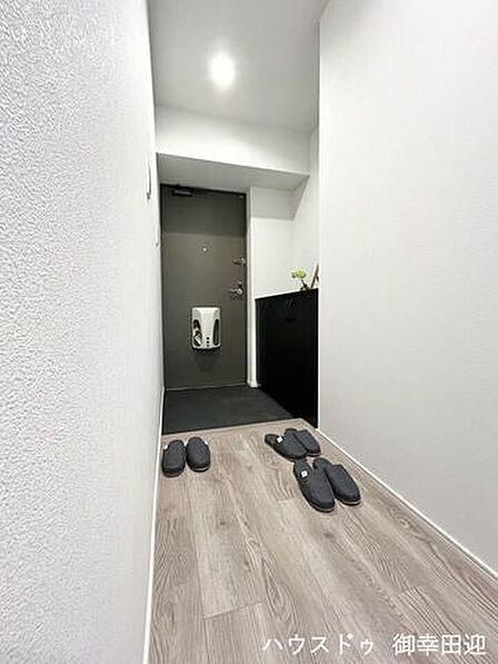 ■「ただいま」の安堵をくれる場所■訪れる人を迎え入れ、帰るたびにホッと一息つける、明るく機能的なエントランス。