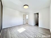 ■2階8.0帖洋室■寝室、書斎、趣味の部屋。家族の成長やライフスタイルに合わせ、様々な使い方ができる快適な空間です。