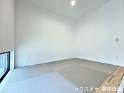 ■1階3帖和室■ゲストをもてなし、昼寝や家事にも使える、畳のぬくもりが心地よい多目的万能スペース。