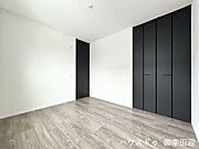 ■2階5.2帖洋室■寝室、書斎、趣味の部屋。家族の成長やライフスタイルに合わせ、様々な使い方ができる快適な空間です。