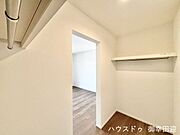 ■2階8帖洋室WIC■衣類から小物まで一ヶ所に集約。整理整頓がしやすく、毎日のコーディネートが楽しくなるゆとりの収納です。