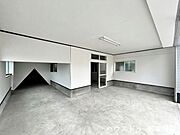 ■車と趣味の幅が広がる場所■単なる駐車スペースではない、洗車やタイヤ交換、DIYにも使える多目的なシャッター付き車庫です。