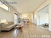■家族の笑顔が集う中心地■お気に入りの家具を迎え、窓からは心地の良い光が差し込みます。※ＣＧで家具を配置しています。