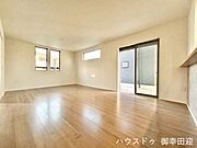 ■安らぎと笑顔の中心地■陽光が優しく降り注ぎ、会話が自然と弾む。ここでは、毎日が特別な時間へと変わります。