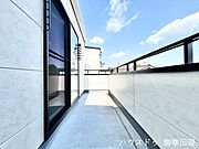 ■空の下の開放的な特等席■日光浴や読書、外の空気を感じながらリフレッシュ。暮らしを豊かにする、もう一つの心地よい空間です。