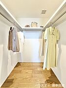■2階6.5帖洋室WIC■衣類から小物まで一ヶ所に集約。整理整頓がしやすく、毎日のコーディネートが楽しくなるゆとりの収納です。