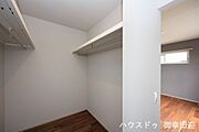 ■2階7.5帖洋室WIC■衣類から小物まで一ヶ所に集約。整理整頓がしやすく、毎日のコーディネートが楽しくなるゆとりの収納です。【写真は同施工例です】