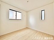 ■2階4.5帖洋室(1)■寝室、書斎、趣味の部屋。家族の成長やライフスタイルに合わせ、様々な使い方ができる快適な空間です。