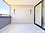 ■空の下の開放的な特等席■日光浴や読書、外の空気を感じながらリフレッシュ。暮らしを豊かにする、もう一つの心地よい空間です。