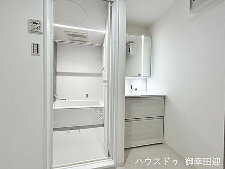 ■清々しいリフレッシュ空間■自分を磨き、気持ちを切り替える。心地よい光が差し込むプライベートスペース。