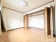 ■2階6帖洋室■寝室、書斎、趣味の部屋。家族の成長やライフスタイルに合わせ、様々な使い方ができる快適な空間です。