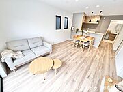 ■安らぎと笑顔の中心地■陽光が優しく降り注ぎ、会話が自然と弾む。ここでは、毎日が特別な時間へと変わります。