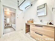 ■清々しいリフレッシュ空間■自分を磨き、気持ちを切り替える。心地よい光が差し込むプライベートスペース。