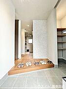 ■「しまう」が叶える美しい玄関■大容量のシューズボックスがあることでいつも整理された、気持ちの良い「家の顔」を保てます。