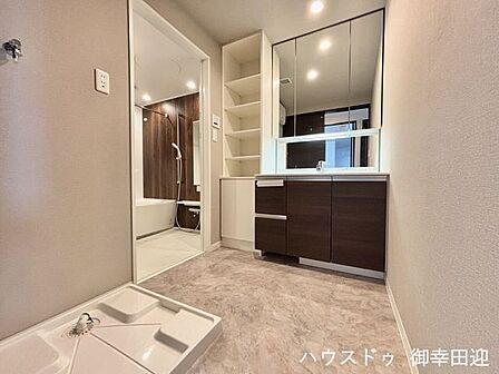 ■清々しいリフレッシュ空間■自分を磨き、気持ちを切り替える。心地よい光が差し込むプライベートスペース。