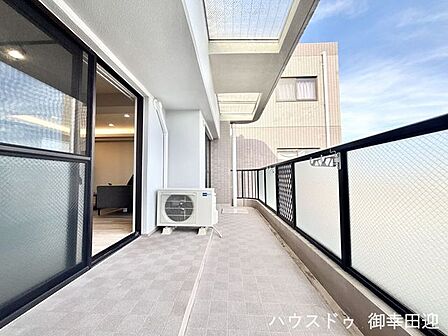 ■空の下の開放的な特等席■日光浴や読書、外の空気を感じながらリフレッシュ。暮らしを豊かにする、もう一つの心地よい空間です。