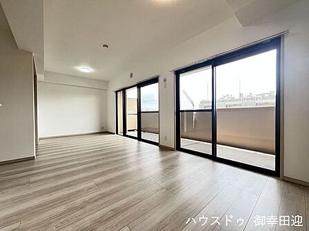 ■安らぎと笑顔の中心地■陽光が優しく降り注ぎ、会話が自然と弾む。ここでは、毎日が特別な時間へと変わります。