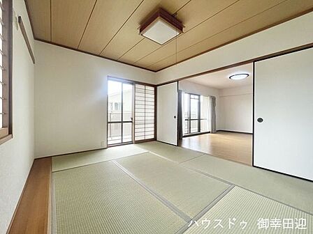 ■和室■ゲストをもてなし、昼寝や家事にも使える、畳のぬくもりが心地よい多目的万能スペース。