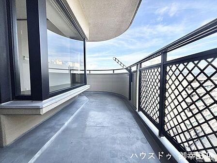 ■空の下の開放的な特等席■日光浴や読書、外の空気を感じながらリフレッシュ。暮らしを豊かにする、もう一つの心地よい空間です。