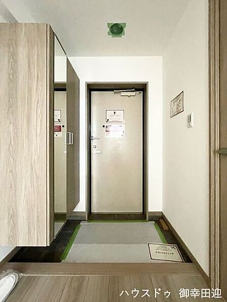 ■「ただいま」の安堵をくれる場所■訪れる人を迎え入れ、帰るたびにホッと一息つける、明るく機能的なエントランス。