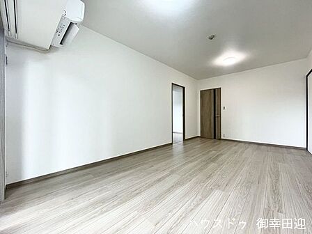 ■安らぎと笑顔の中心地■陽光が優しく降り注ぎ、会話が自然と弾む。ここでは、毎日が特別な時間へと変わります。